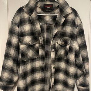 ⭐️Women’s black and white plaid jacket⭐️